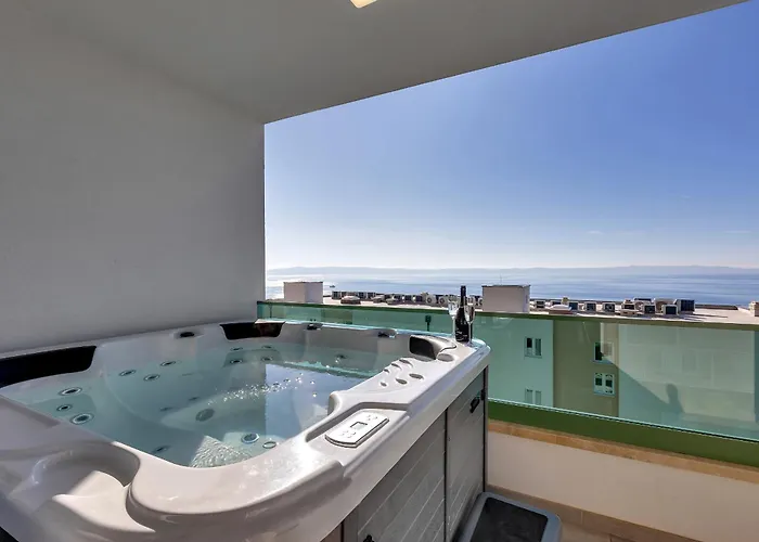 Апартаменти Exclusive Penthouse Big Blue With Private Jacuzzi Макарська