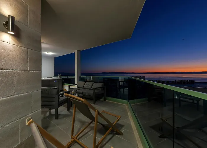 Апартаменти Exclusive Penthouse Big Blue With Private Jacuzzi Макарська