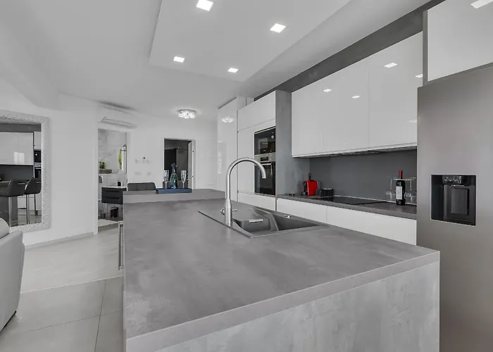 Апартаменти Exclusive Penthouse Big Blue With Private Jacuzzi Макарська