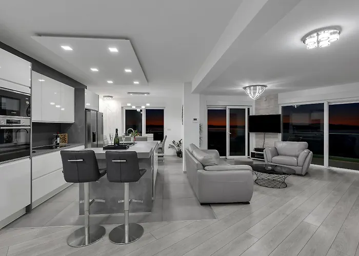 Апартаменти Exclusive Penthouse Big Blue With Private Jacuzzi Макарська