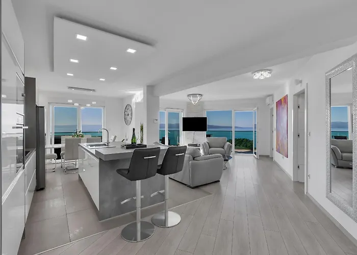 Апартаменти Exclusive Penthouse Big Blue With Private Jacuzzi