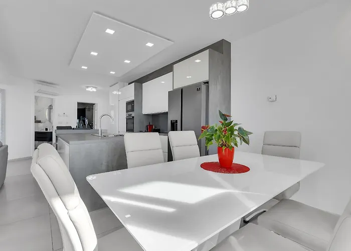 Апартаменти Exclusive Penthouse Big Blue With Private Jacuzzi